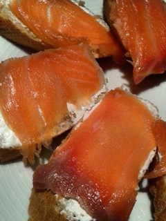 Una foto de Montaditos de salmón ahumado con queso azul