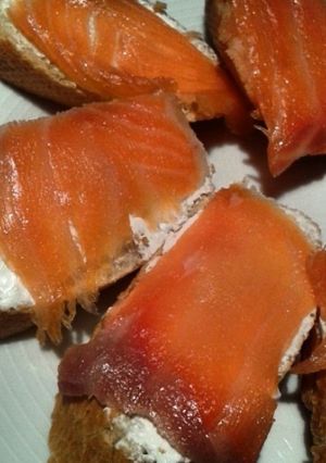 Una foto de Montaditos de salmón ahumado con queso azul