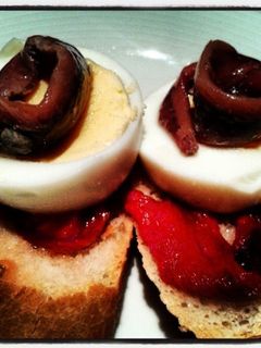 Una foto de Montadito de pimiento, huevo y anchoas