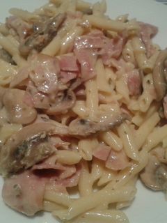 Una foto de Macarrones a la carbonara auténtica con champiñones