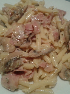 Una foto de Macarrones a la carbonara auténtica con champiñones