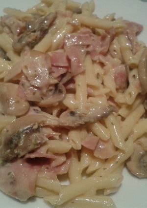 Una foto de Macarrones a la carbonara auténtica con champiñones