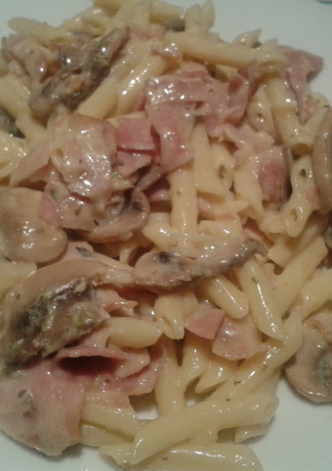 Una foto de Macarrones a la carbonara auténtica con champiñones