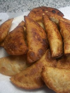 Una foto de Empanadillas con bechamel, queso de cabra y pimientos caramelizados