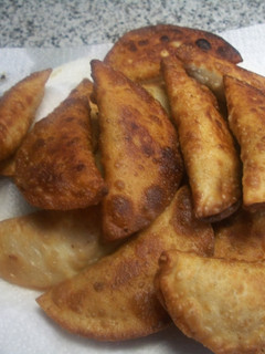 Una foto de Empanadillas con bechamel, queso de cabra y pimientos caramelizados