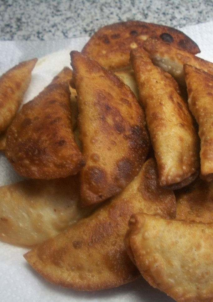 Una foto de Empanadillas con bechamel, queso de cabra y pimientos caramelizados