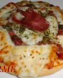Pizzeta de jamón con queso al vino