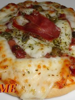 Una foto de Pizzeta de jamón con queso al vino