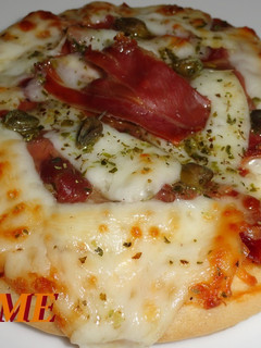 Una foto de Pizzeta de jamón con queso al vino