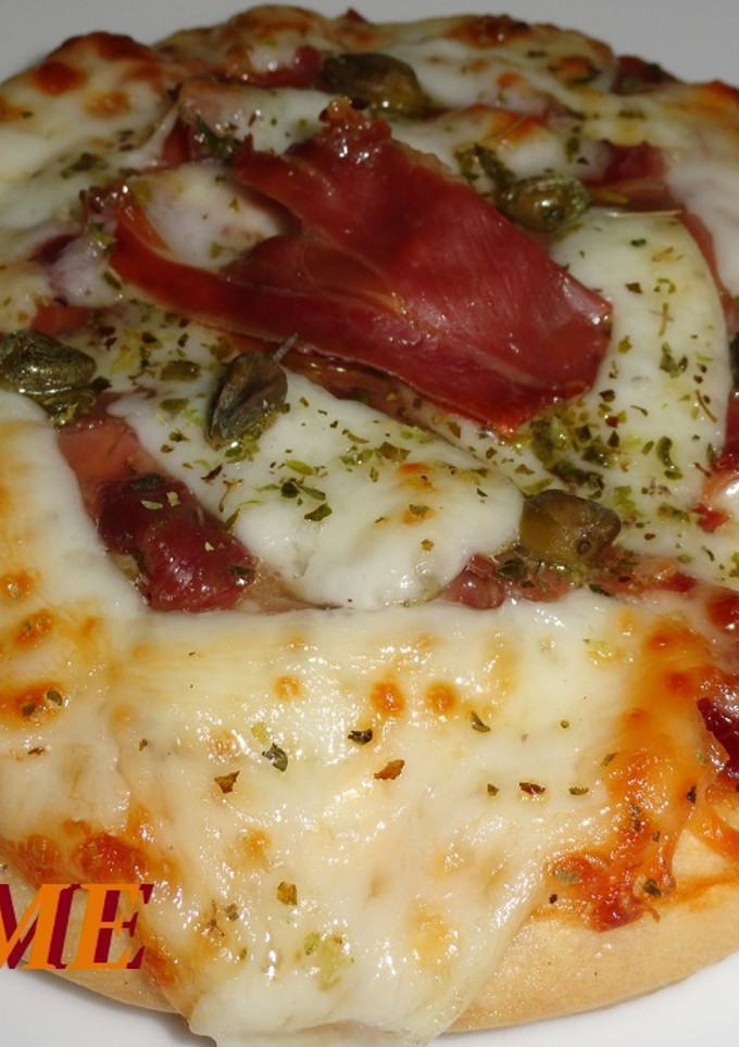 Una foto de Pizzeta de jamón con queso al vino