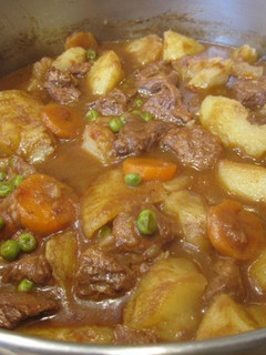 Una foto de Estofado de carne con patatas y guisantes