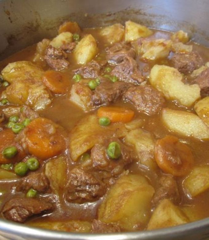 Foto principal de Estofado de carne con patatas y guisantes