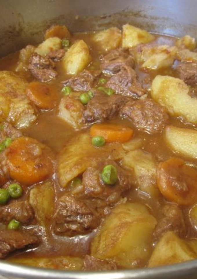 Una foto de Estofado de carne con patatas y guisantes