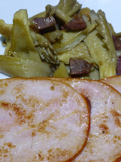 Una foto de Pechuga de pavo con setas y jamón