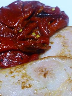 Una foto de Pechuga de pavo adobada con pimientos