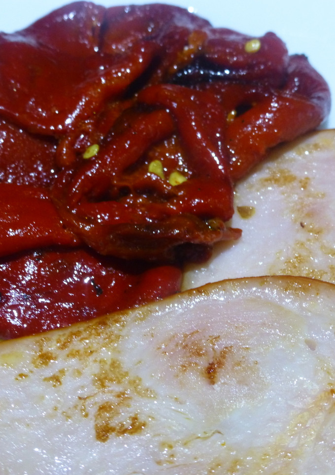 Una foto de Pechuga de pavo adobada con pimientos
