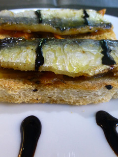 Una foto de Tapa de sardina en escabeche
