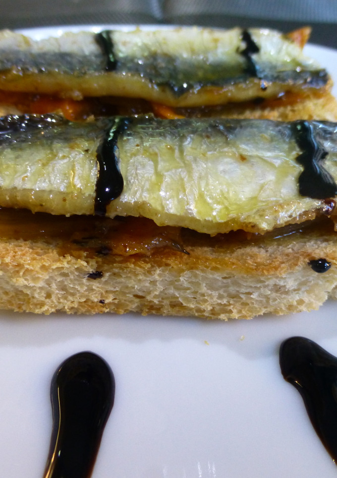 Una foto de Tapa de sardina en escabeche