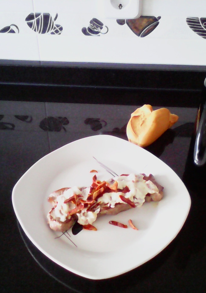 Una foto de Lomo de añojo con crema de gorrino y crujiente de ibéricos