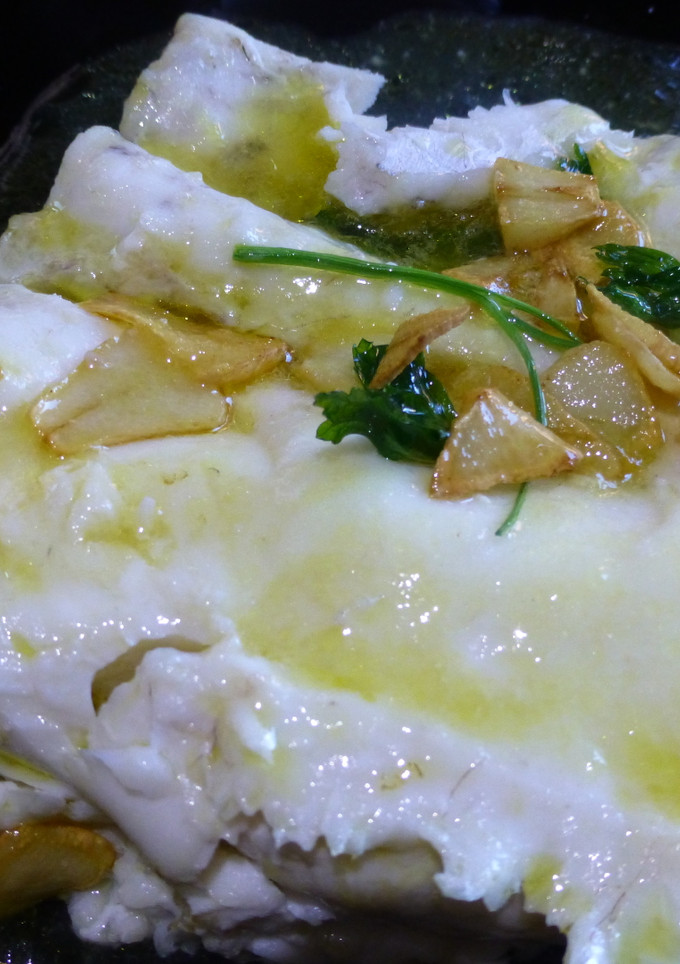 Una foto de Cogote de merluza al horno con vino blanco