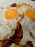 Huevos a la plancha con patatas y chistorra