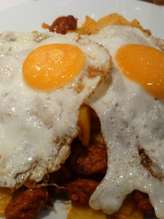 Una foto de Huevos a la plancha con patatas y chistorra