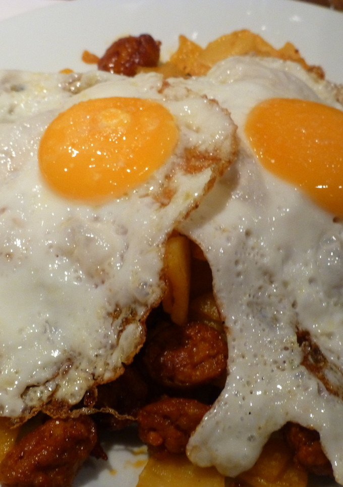 Una foto de Huevos a la plancha con patatas y chistorra