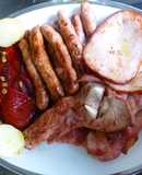 Variado de carne con patatas y pimientos
