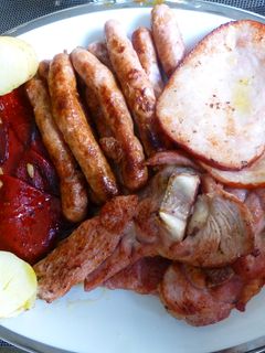 Una foto de Variado de carne con patatas y pimientos