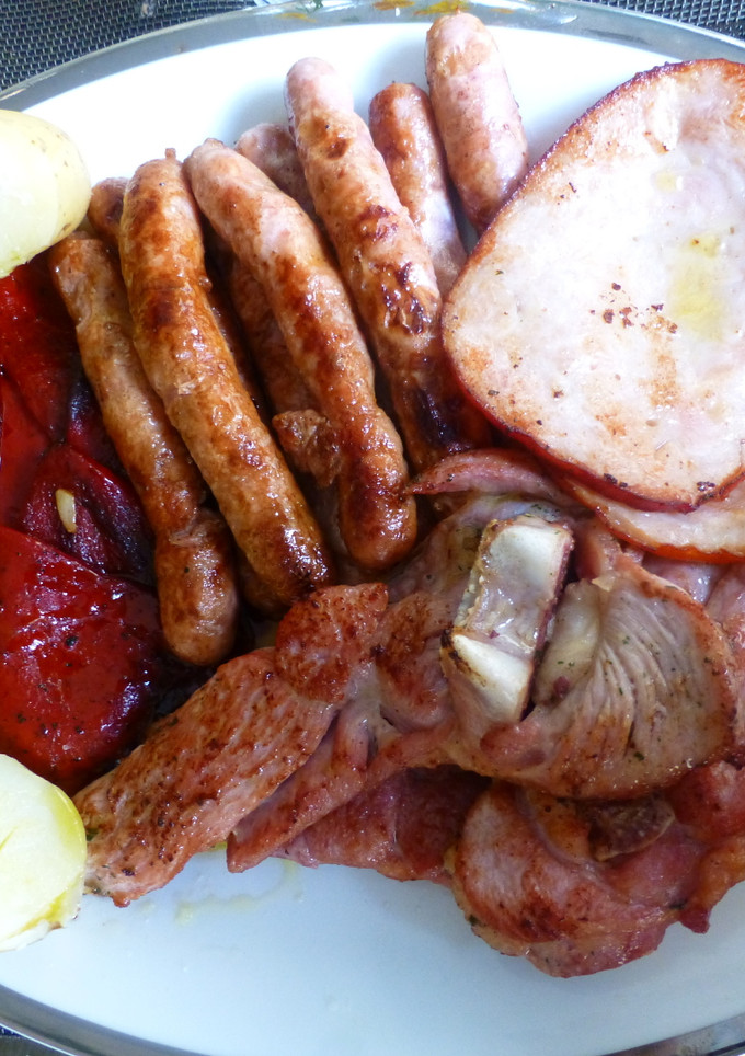 Una foto de Variado de carne con patatas y pimientos
