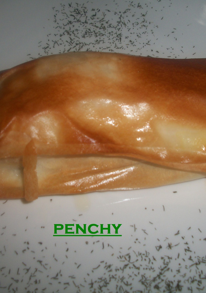Una foto de Salmón con cebolla caramelizada en masa filo