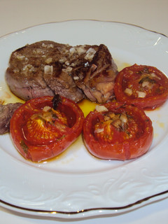Una foto de Solomillos de ternera plancha y tomates al horno