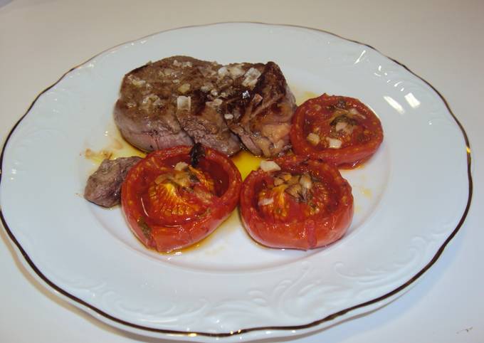 Foto principal de Solomillos de ternera plancha y tomates al horno
