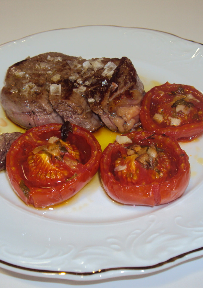 Una foto de Solomillos de ternera plancha y tomates al horno