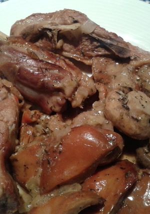 Una foto de Paletilla de cordero con robellones y champiñones