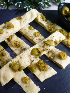 Una foto de Focaccia con aceitunas rellenas