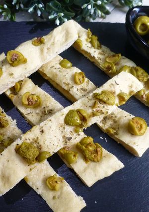 Una foto de Focaccia con aceitunas rellenas