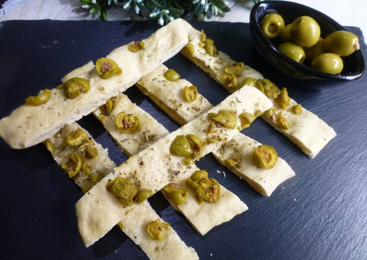 Focaccia con aceitunas rellenas