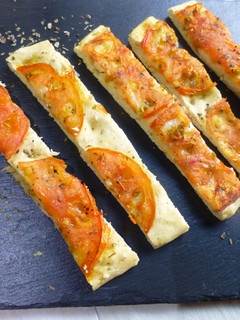 Una foto de Focaccia con tomate