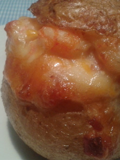 Una foto de Patatas rellenas con gambas, jamón serrano y queso