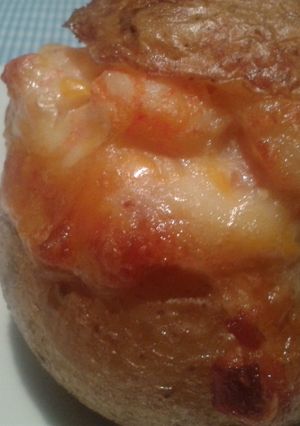 Una foto de Patatas rellenas con gambas, jamón serrano y queso