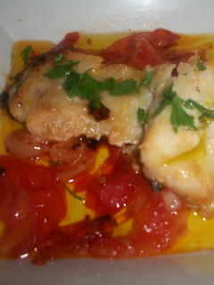 Una foto de Bacalao con cebolla y tomate confitado