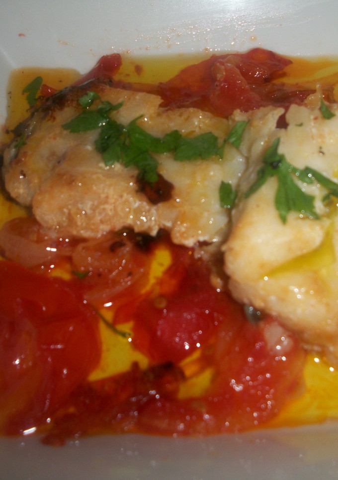 Una foto de Bacalao con cebolla y tomate confitado