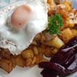 Pyttipanna o revuelto de patatas, carne y huevo