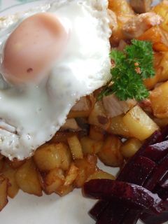 Una foto de Pyttipanna o revuelto de patatas, carne y huevo