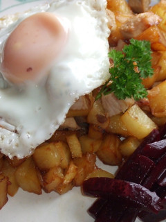 Una foto de Pyttipanna o revuelto de patatas, carne y huevo