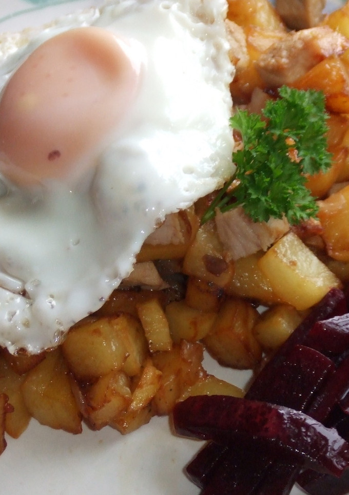 Una foto de Pyttipanna o revuelto de patatas, carne y huevo
