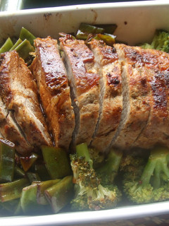 Una foto de Lomo de cerdo adobado al horno con verduras salteadas