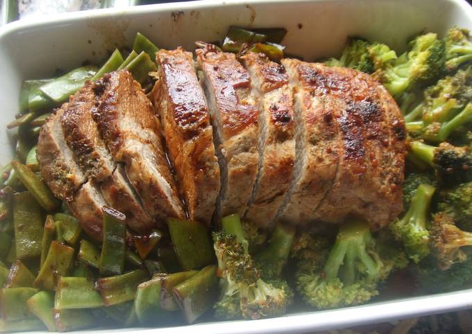 Lomo de cerdo adobado al horno con verduras salteadas Receta de Cuqui  Bastida- Cookpad