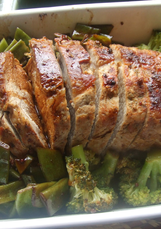 Una foto de Lomo de cerdo adobado al horno con verduras salteadas